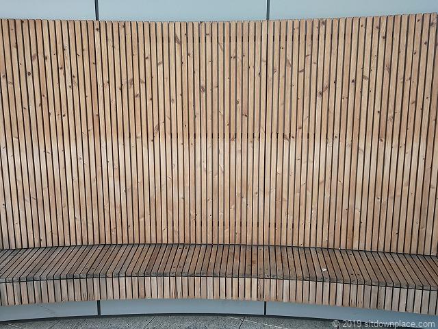 KITTE名古屋2Fのステップガーデンの木製ベンチ