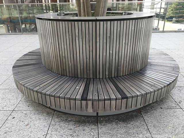 KITTE名古屋2Fのステップガーデンの円形ベンチ