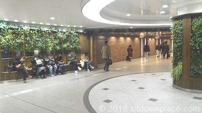 梅田駅阪急1Fコンコース広場正面の座れる休憩所