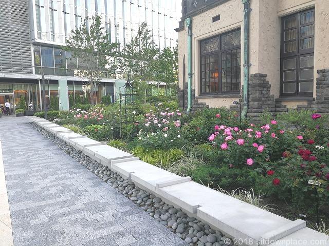 東京ガーデンテラス赤坂プリンスクラシックハウス前の石材ベンチ