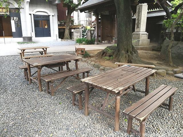 新宿常圓寺の木製テーブル席
