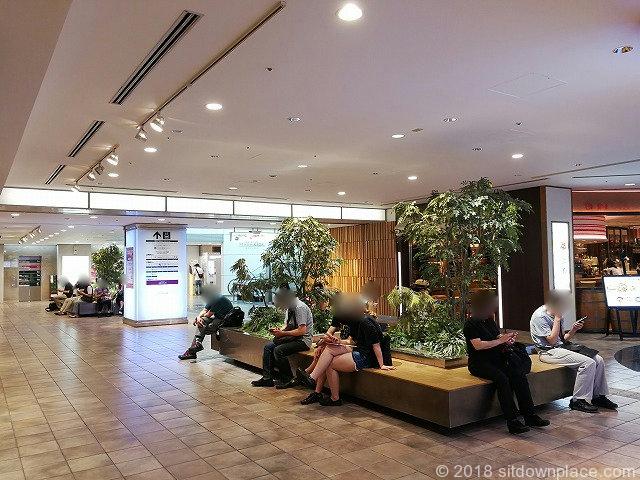 渋谷マークシティ4F 井の頭線アベニュー改札口前の座れる休憩場所