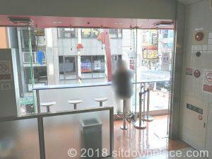 【上野駅】abab 2F 階段横の休憩場所 | 座れる休憩場所検索