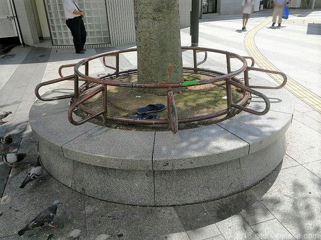 汐入駅前ロータリーの石材ベンチ
