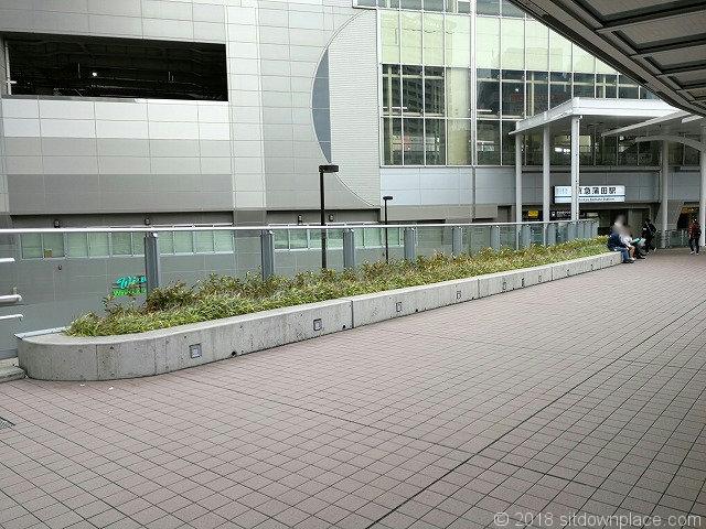 京急蒲田駅西口ペデストリアンデッキの座って休憩できる場所
