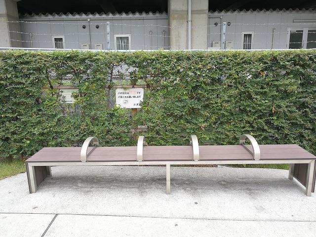 秋葉原練塀公園のベンチ