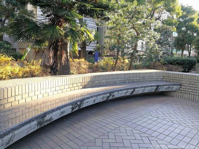 国際新赤坂ビル西館1Fの石材ベンチ