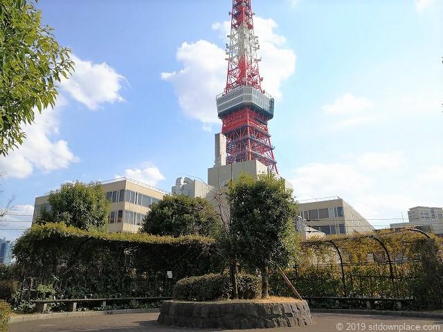 芝給水所公園の休憩場所と東京タワー