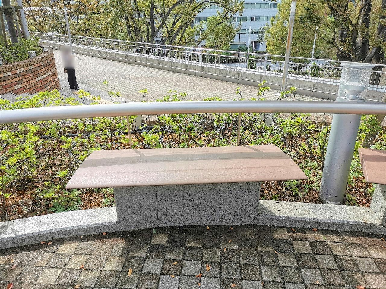 水道橋駅　東京ドームシティ ミーツポートガーデンの休憩場所のベンチ