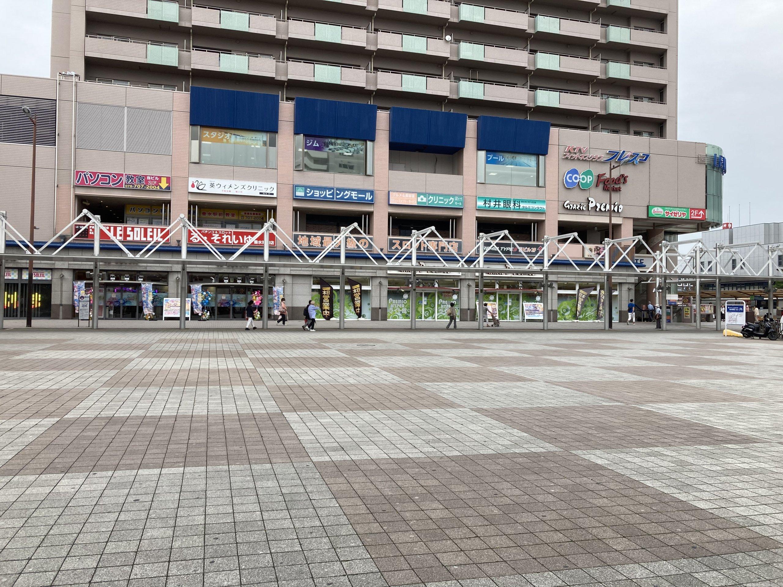 【垂水駅】東改札口を出た広場の休憩場所4