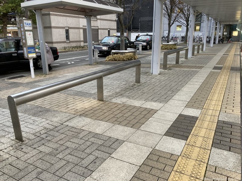 【新長田駅】南側出口のタクシー乗り場近くの休憩場所1