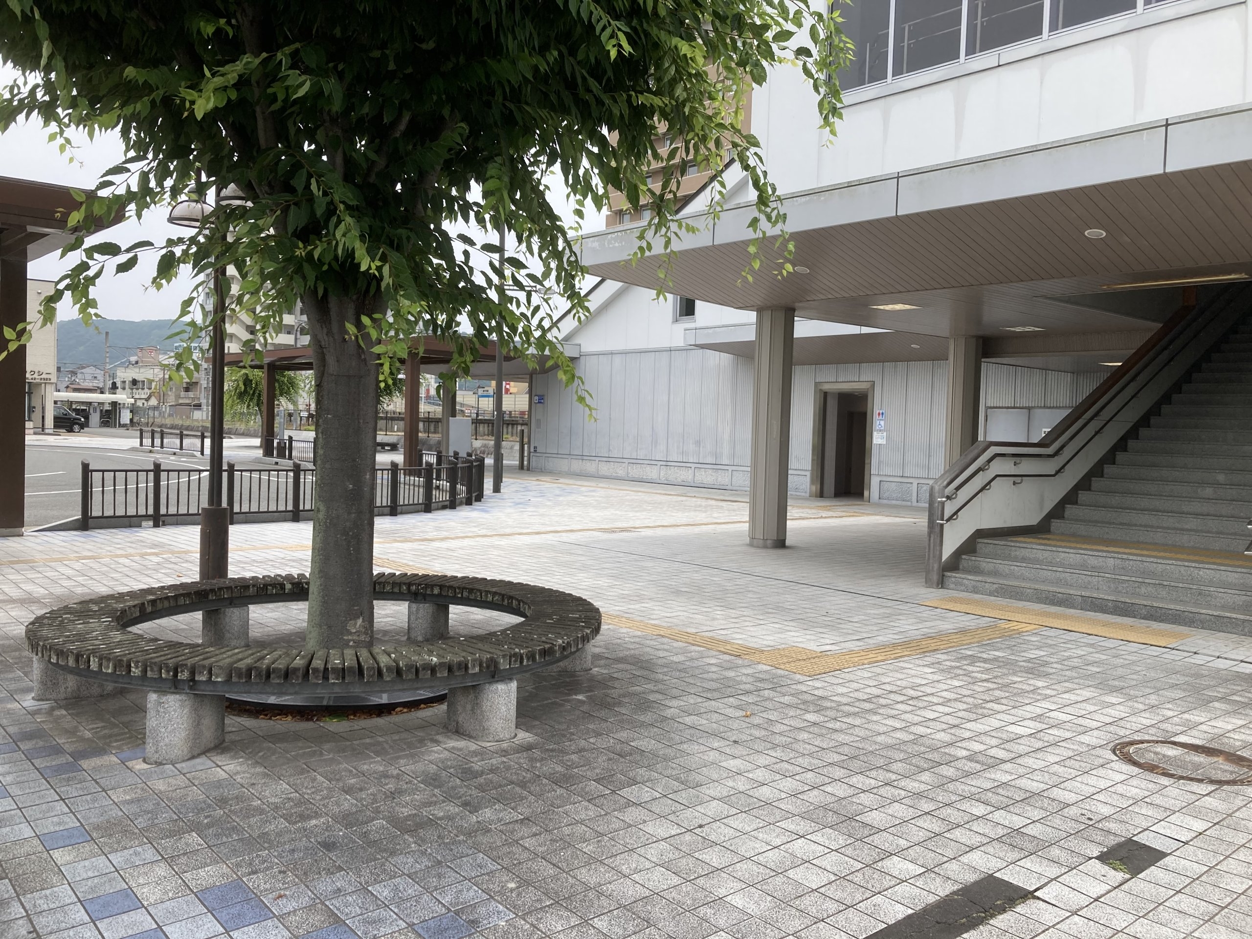 【播州赤穂駅】北出口（西側）階段付近の休憩場所2