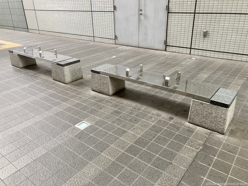 【岡山駅】岡山コンベンションセンター建物前 通路（2階）の休憩場所2