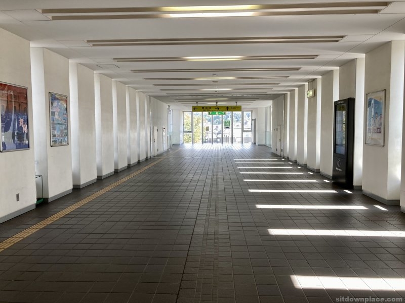 【西舞鶴駅】東西通路の窓側の休憩場所1