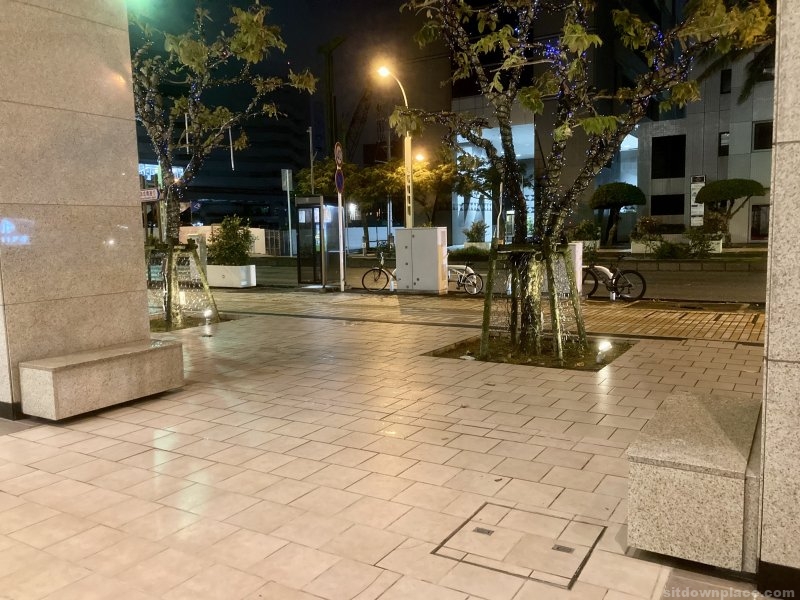 【県庁前駅】沖縄タイムスビルの公開空地（県道４２号線側）の休憩場所4