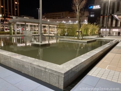 【金沢駅】西口 広場の水景の休憩場所2