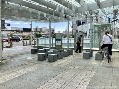 【静岡駅】北口 多機能トイレ周辺の休憩場所1